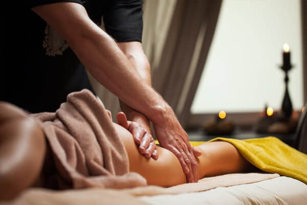 Sensual Massage with a male therapist for female guests(1)